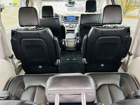 Used 2023 Chrysler Pacifica Limited image 31