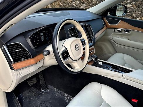 Used 2021 Volvo XC90 T6 Momentum w/ Protection Package Premier image 12