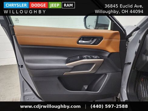Used 2025 Nissan Pathfinder Platinum AWD/4WD image 11