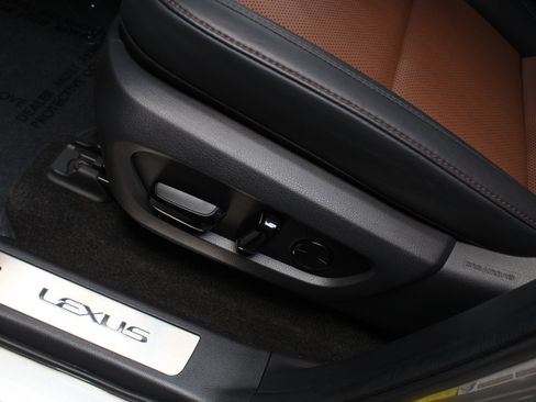 Used 2025 Lexus GX 550 w/ Accessory Package (2T) AWD/4WD image 34