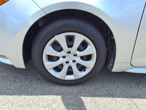Used 2022 Toyota Corolla LE image 9