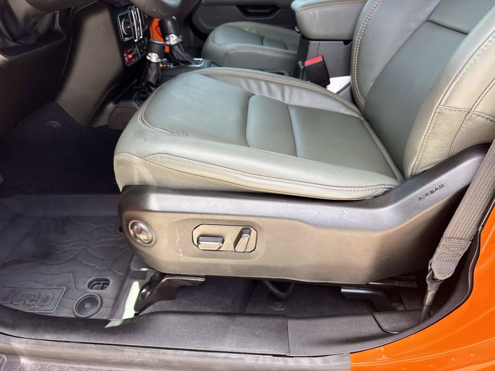 Used 2025 Jeep Gladiator Mojave AWD/4WD image 16