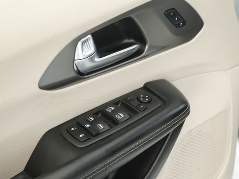 Used 2022 Chrysler Pacifica Touring-L image 6