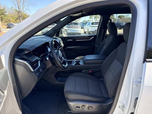 Used 2025 GMC Acadia Elevation image 5