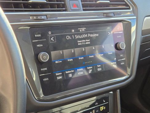 Used 2022 Volkswagen Tiguan SE image 11