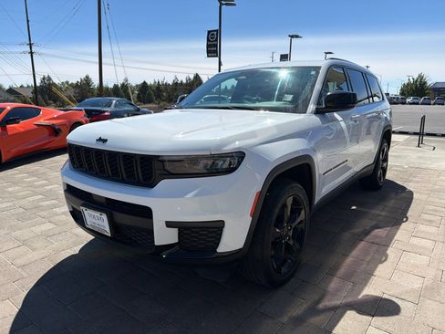 Used 2023 Jeep Grand Cherokee L Laredo AWD/4WD image 4