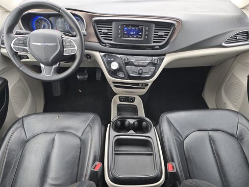 Used 2017 Chrysler Pacifica Touring-L image 13