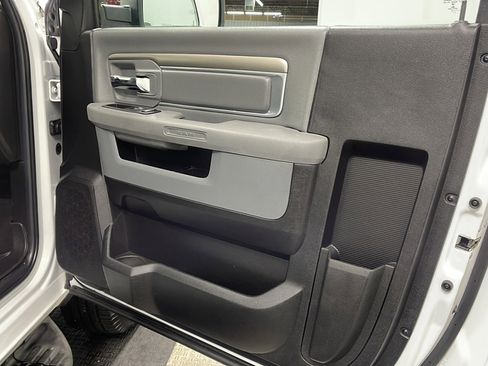 Used 2018 RAM 1500 Express AWD/4WD image 9