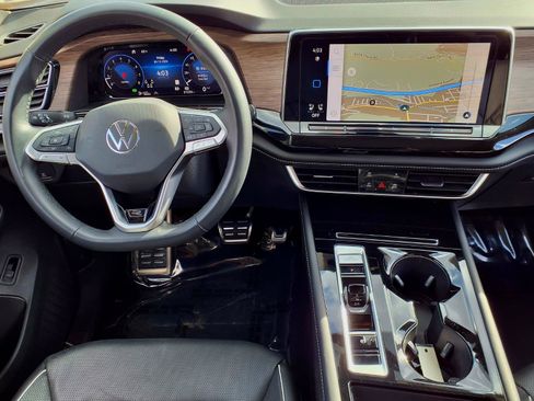 Used 2025 Volkswagen Atlas SEL Premium R-Line image 11