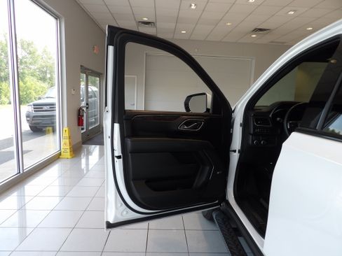 Used 2023 Chevrolet Tahoe Z71 w/ Luxury Package AWD/4WD image 9