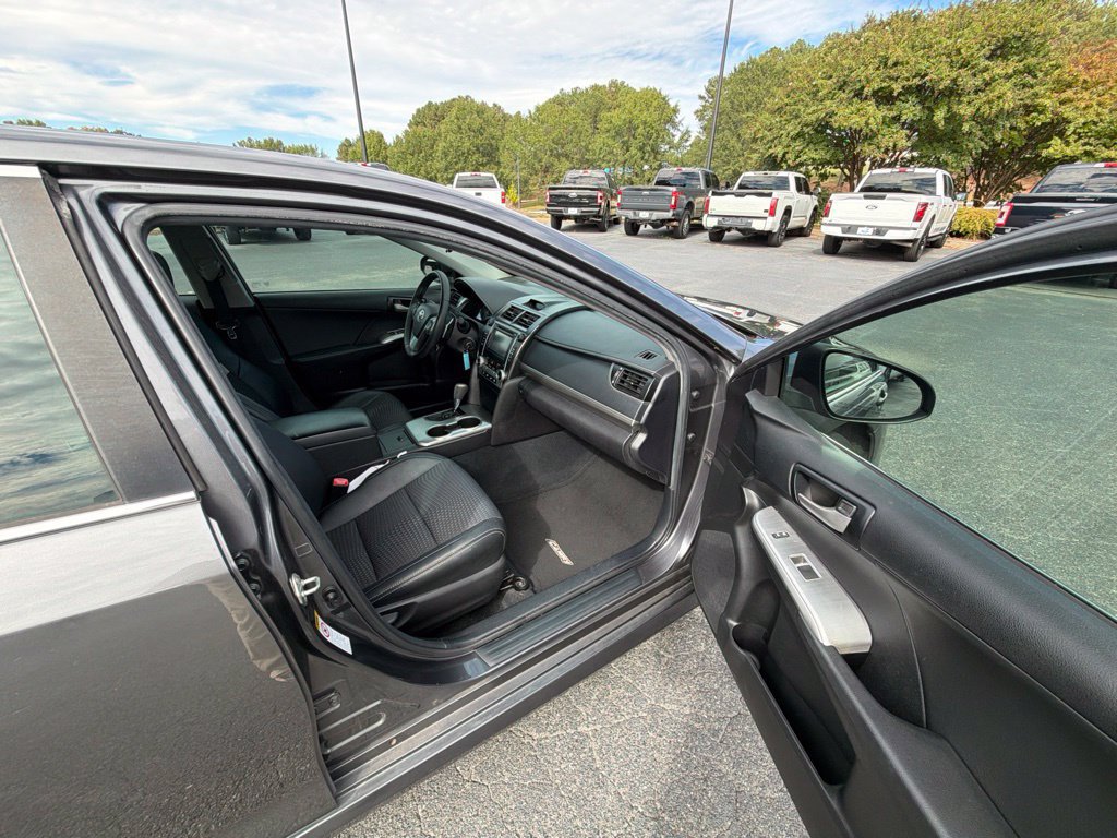Used 2014 Toyota Camry SE FWD image 15