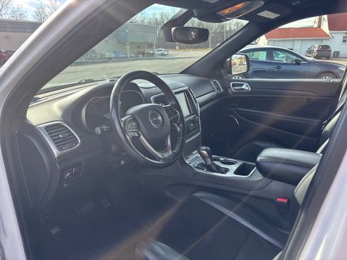 Used 2017 Jeep Grand Cherokee Altitude image 11