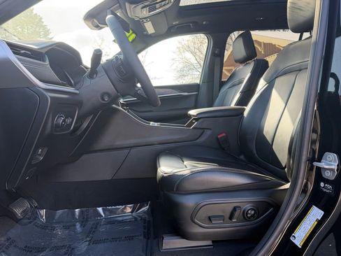 Used 2025 Jeep Grand Cherokee L Limited w/ Luxury Tech Group II image 17