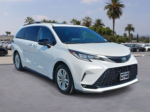 Used 2023 Toyota Sienna XSE image 3