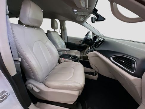 Used 2017 Chrysler Pacifica Touring-L image 34