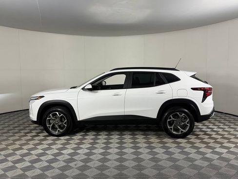 Used 2025 Chevrolet Trax LT FWD image 11