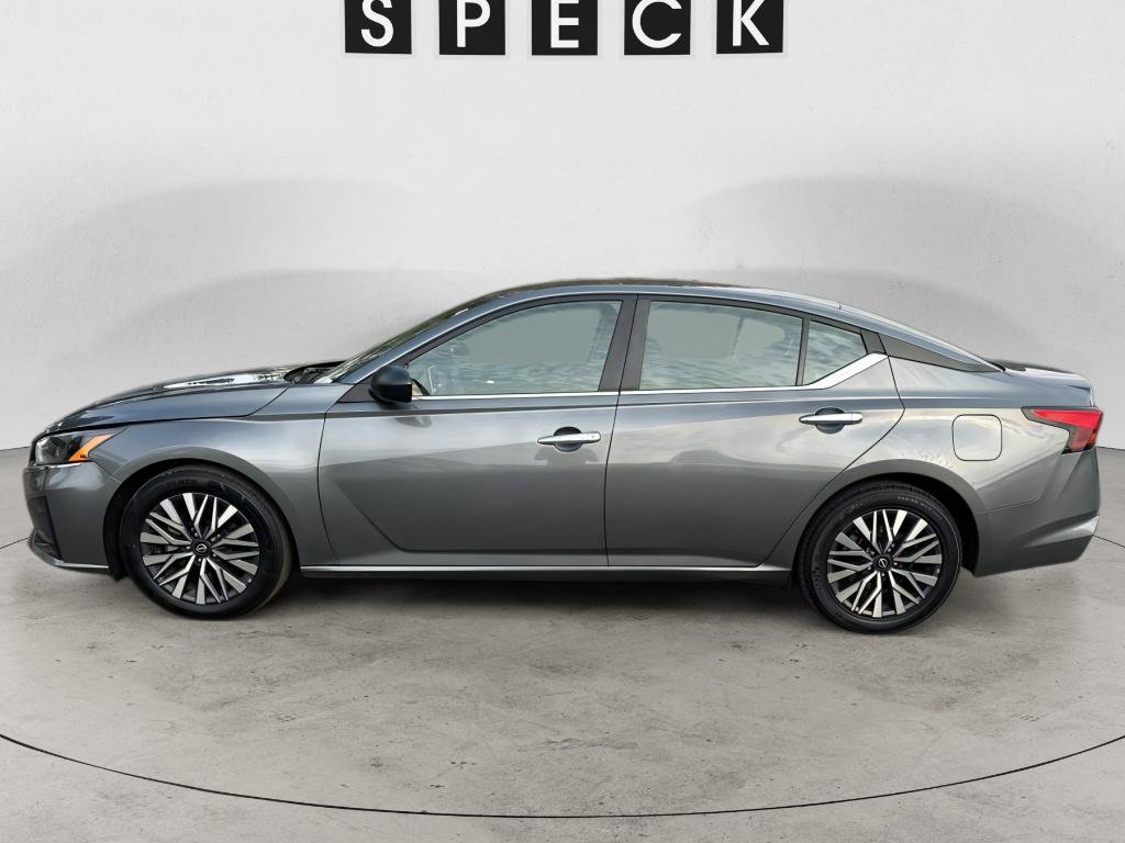Used 2024 Nissan Altima 2.5 SV FWD image 2