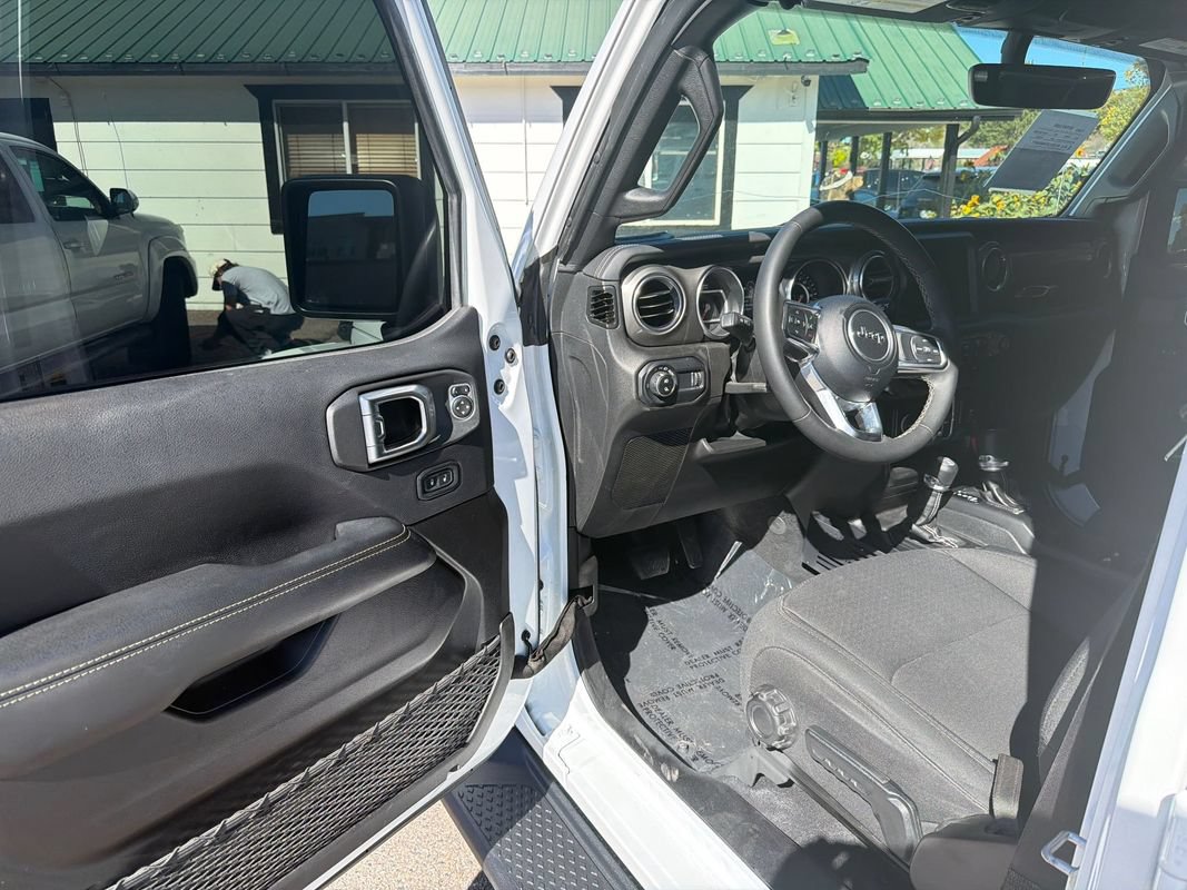 Used 2023 Jeep Gladiator Overland w/ Cold Weather Group AWD/4WD image 8