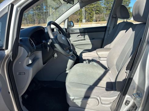 Used 2009 Kia Rondo LX image 11