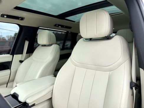 Used 2025 Land Rover Range Rover Long Wheelbase SE image 24