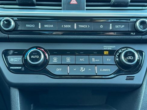 Used 2021 Kia Niro EX image 18