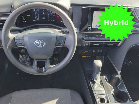 Used 2025 Toyota Camry LE image 4