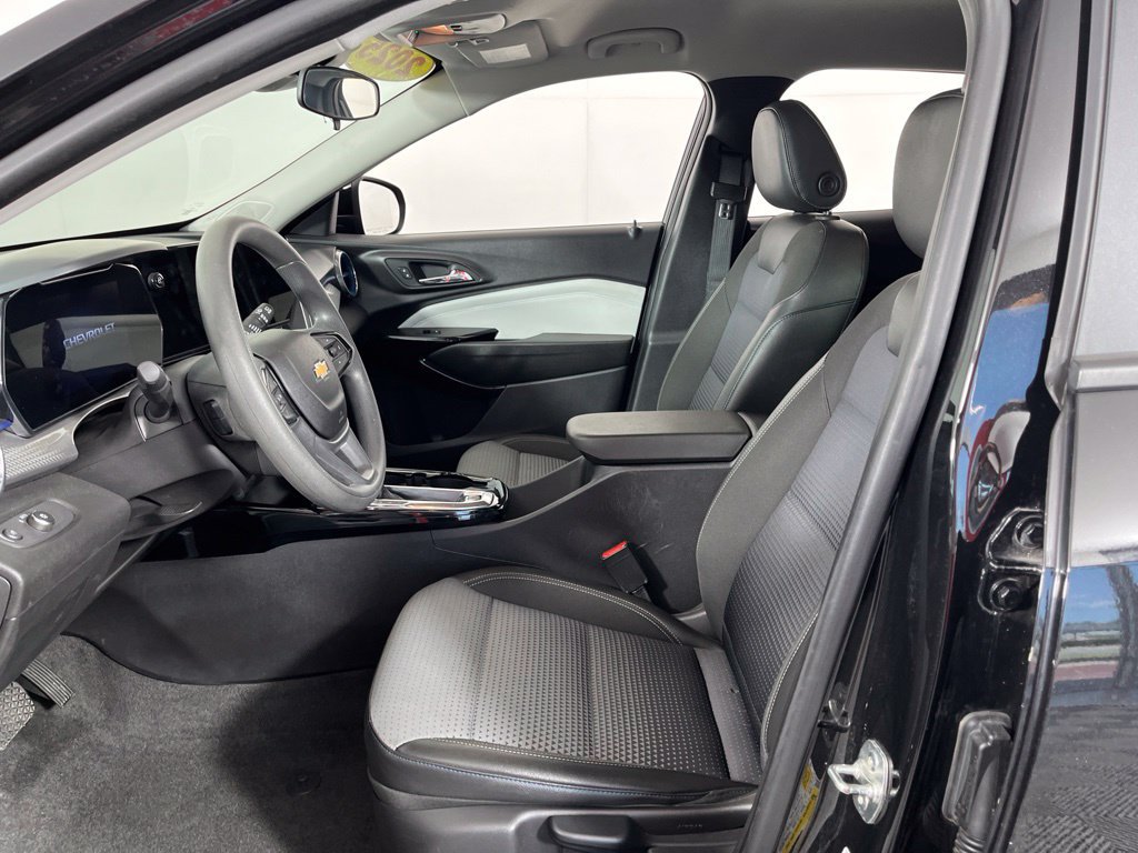 Used 2025 Chevrolet Trax LT FWD image 21