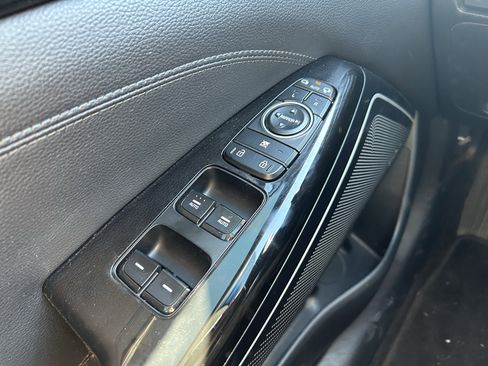 Used 2017 Kia Cadenza Premium w/ Luxury Package image 20