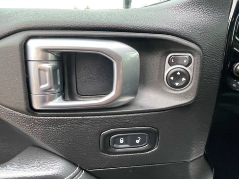 Used 2022 Jeep Wrangler Unlimited Sahara AWD/4WD image 26