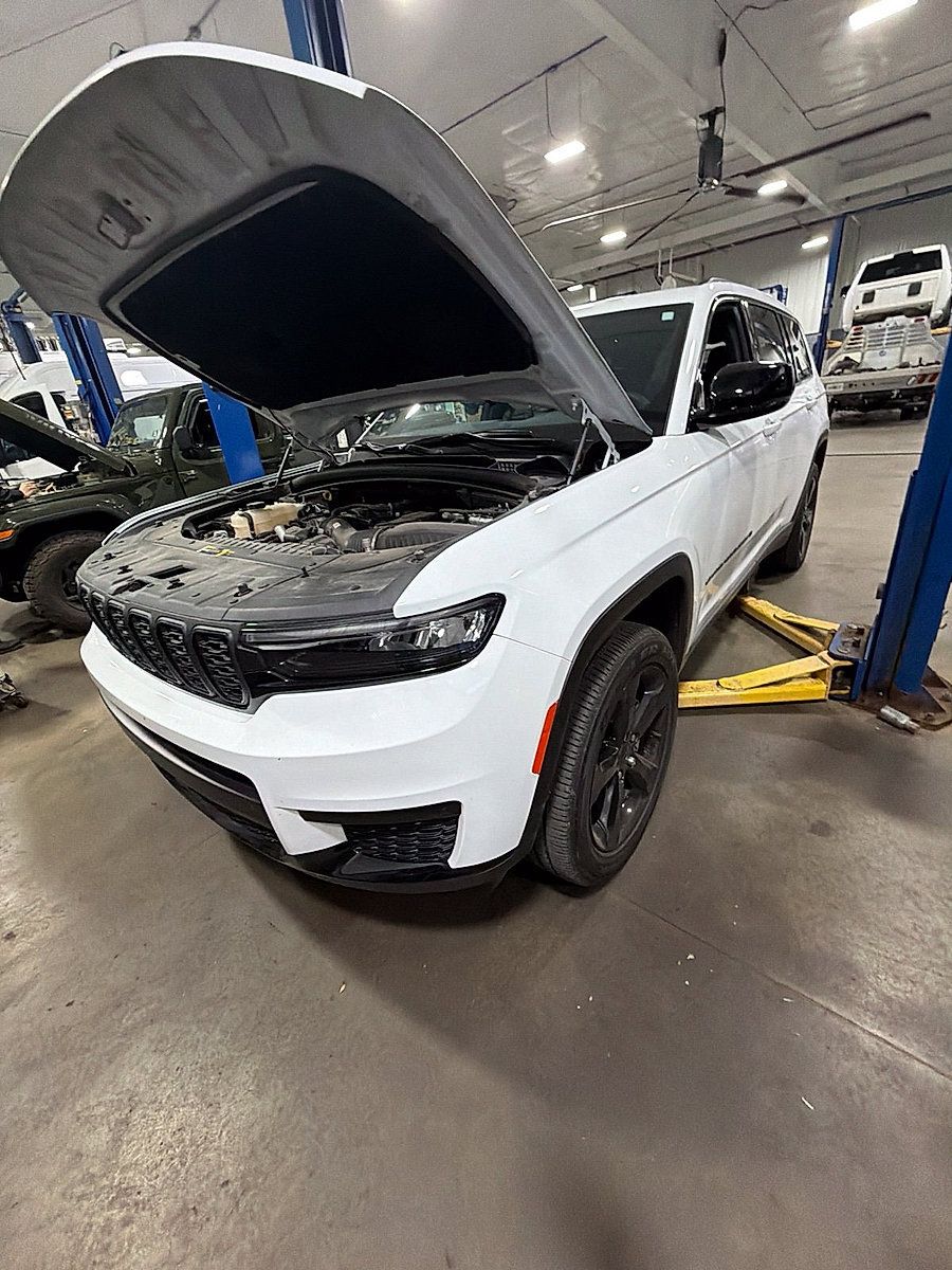 Used 2024 Jeep Grand Cherokee L Altitude AWD/4WD image 2