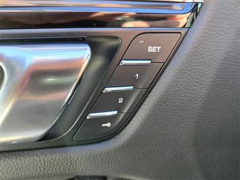 Used 2022 Porsche Macan image 18