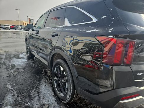 Used 2024 Kia Sorento S image 8