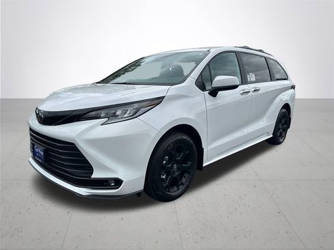 New 2026 Toyota Sienna XLE Woodland Edition image 2