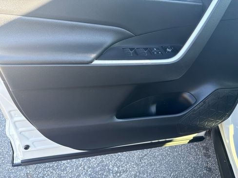 Used 2022 Toyota RAV4 SE image 12