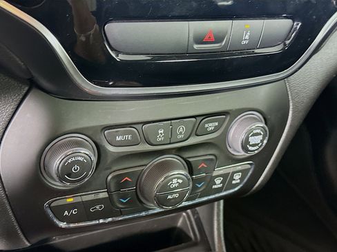 Used 2022 Jeep Cherokee Limited image 22