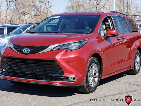 Used 2022 Toyota Sienna XLE image 16