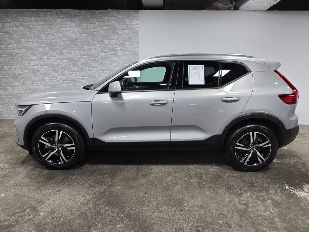 Used 2023 Volvo XC40 B5 Core w/ Climate Package AWD/4WD image 2