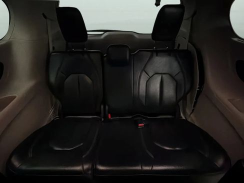 Used 2017 Chrysler Pacifica Touring-L FWD image 20