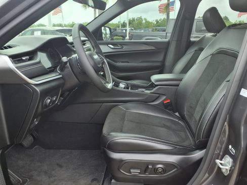 Used 2025 Jeep Grand Cherokee Altitude AWD/4WD image 25