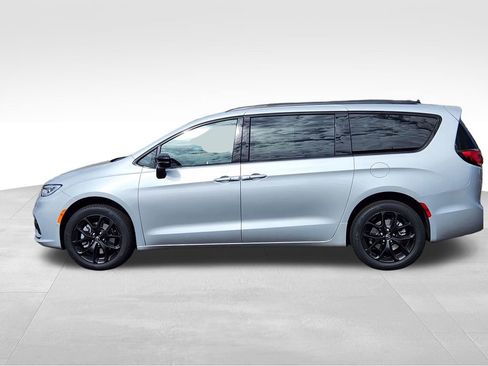 New 2026 Chrysler Pacifica Limited w/ S Appearance Package image 2