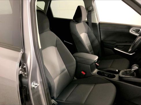Used 2025 Kia Soul LX w/ LX Technology Package FWD image 7