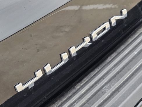 Used 2025 GMC Yukon XL Denali RWD image 18