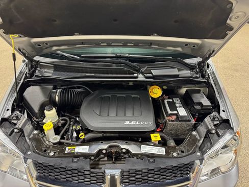 Used 2018 Dodge Grand Caravan SE image 57