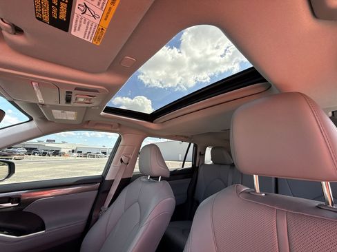 Used 2023 Toyota Highlander Limited image 16