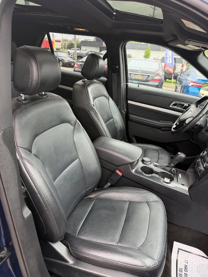 Used 2017 Ford Explorer XLT w/ Equipment Group 202A AWD/4WD image 32