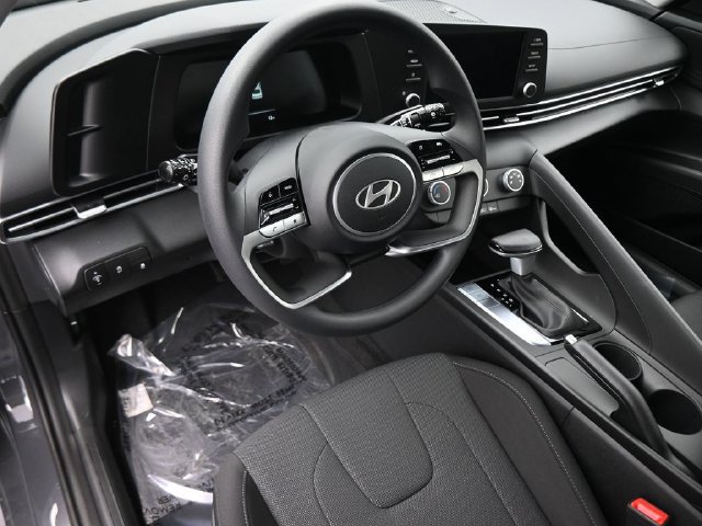 Used 2026 Hyundai Elantra SE FWD image 17