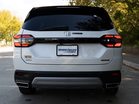 Certified 2025 Honda Pilot Touring image 8