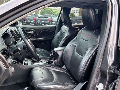 Used 2019 Jeep Cherokee Trailhawk AWD/4WD image 24