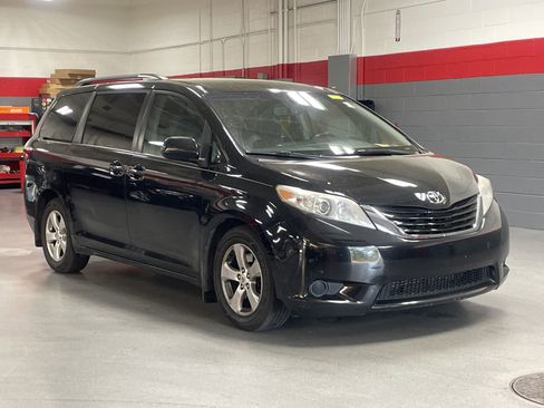 Used 2017 Toyota Sienna LE image 2