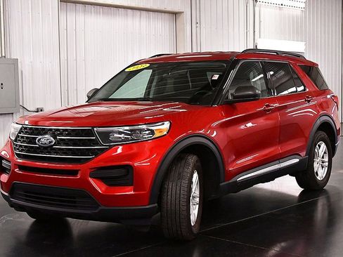 Used 2023 Ford Explorer XLT AWD/4WD image 3